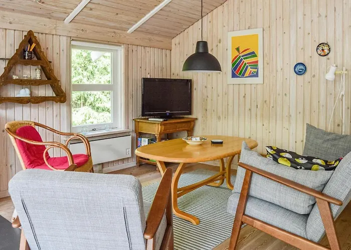 2 Bedroom Lovely In Дом отдыха Себю